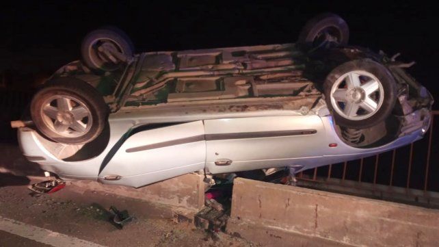 Así quedó el auto volcado a la altura del primer aliviador del puente sobre ruta nacional 168