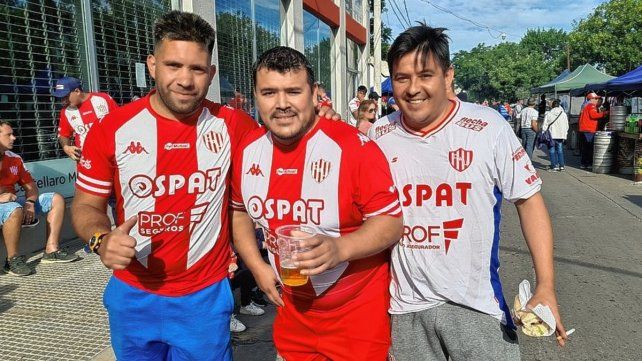 Camisetas, gorros, banderas más un buen aperitivo. Todo sirvió para que el hincha de Unión vuelva a la cancha.