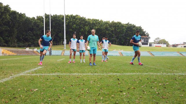 Nicolás Fernández Miranda observa de cerca el trabajo que realizan Emiliano Boffelli y Chocobares.