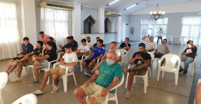 Los jugadores del plantel del elenco Tiburón asistieron a la presentación del flamante DT, cuyo trabajo de pretemporada comenzará el 10 de enero.