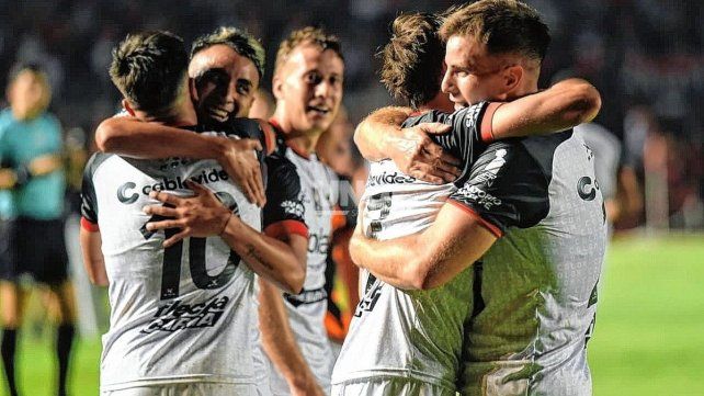 Col&oacute;n sum&oacute; un triunfo que invita a so&ntilde;ar en grande en su debut ante Deportivo Madryn en la Primera Nacional.