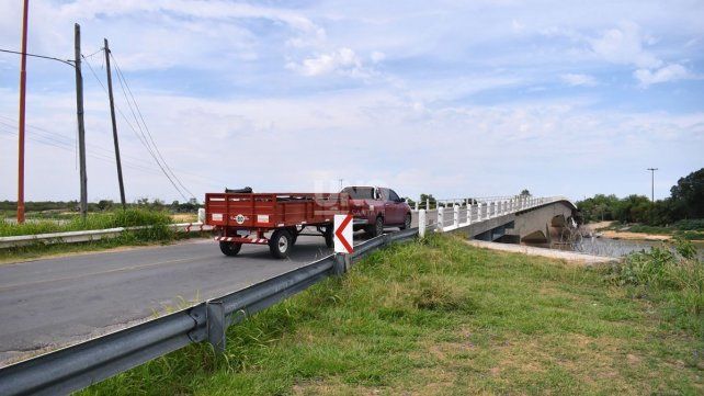 El puente Arroyo Leyes se encuentra ubicado a 36 km al noreste de la ciudad de Santa Fe, sobre la ruta provincial Nº 1