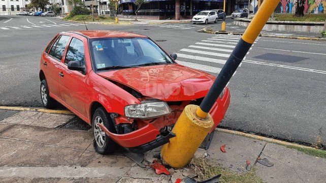 Se durmió al volante, perdió el control del auto y se estrelló contra un semáforo