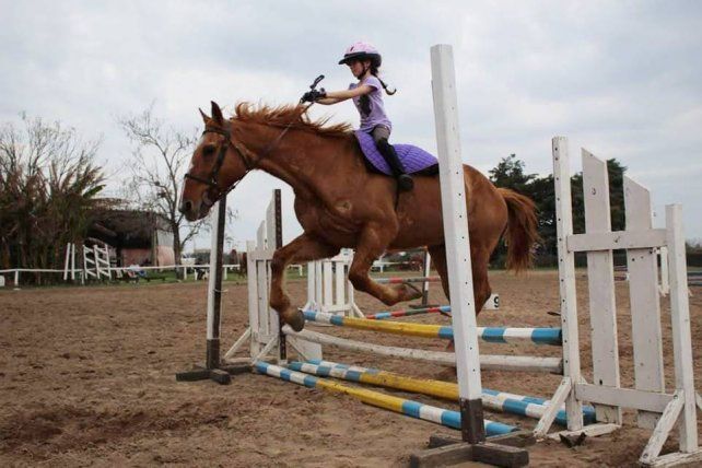  La equitación es una de las actividades que cuenta con el permiso para regresar a la acción.