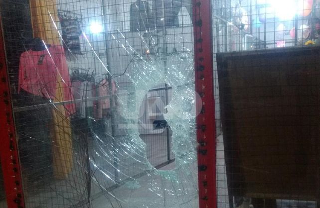Los jóvenes fueron atrapados luego de romper el vidrio de la puerta de ingreso al local.