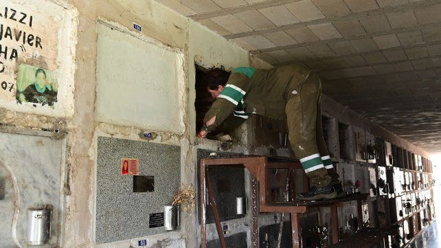 En el marco de las tareas de mantenimiento y remodelación que la Municipalidad, se verificó la aparición de dos nichos con restos humanos no identificados.