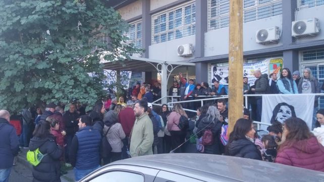 La militancia peronista de Santa Fe se concentró frente a la sede del PJ en respaldo a Cristina Fernández