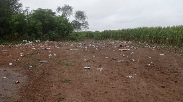 Residuos que dejaron los concurrentes al evento, en un maizal, donde se presentó L-Gante. 