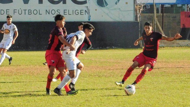 Colón de Santa Fe visitará este jueves al campeón Sanjustino por la penúltima fecha del Apertura.