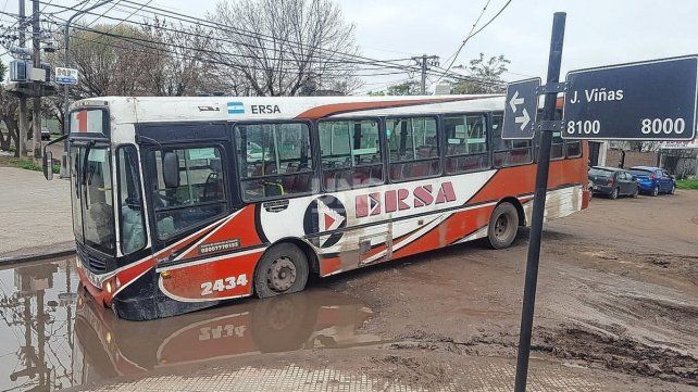 Así quedó el colectivo luego de caer en un zocavón.