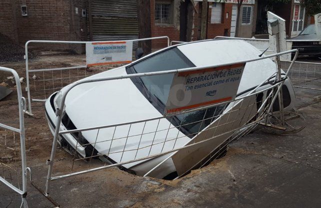Un auto terminó dentro de un arreglo de Aguas Santafesinas. 