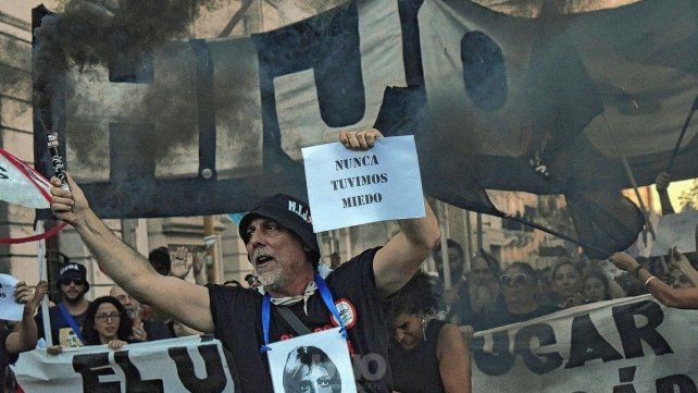 Al grito de "Nunca m&aacute;s", Santa Fe volvi&oacute; a marchar con las consignas de "Memoria, verdad y justicia".