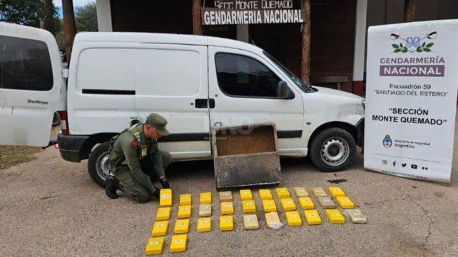 La droga estaba un vehículo Citroen Berlingo Furgón con cuatro ocupantes mayores de edad, quienes viajaban desde la ciudad salteña de Orán con destino a Santa Fe.
