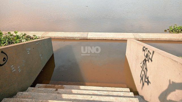 La costa de Santo Tomé con el río Salado sobrepasando la primera línea de defensa.