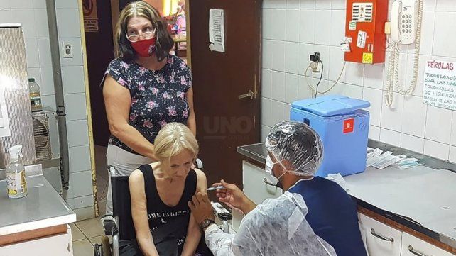 Comenzó la vacunación en lo geriátricos santafesinos