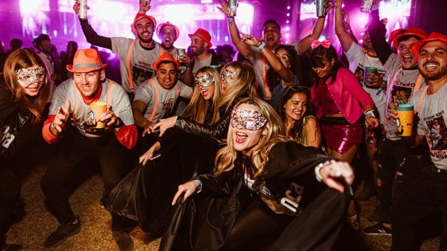 Disfraces creativos, shows en vivo y una multitud disfrutando con fernet en la FDD