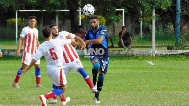  El conjunto dirigido por Marcelo Mosset jugó todo el tiempo con un hombre menos por la expulsión de Acosta.