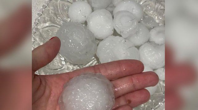 Granizo de grandes dimensiones sorprendió a los habitantes de Santo Tomé y San Carlos Norte