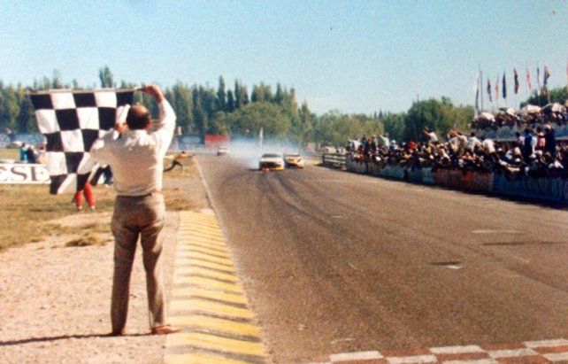 &nbsp;El 3 de abril de 1988 en General Roca, R&iacute;o Negro, su auto comenz&oacute; a prenderse fuego pero igual gan&oacute;.