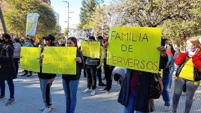 Multitudinaria concentración pidiendo justicia por las víctimas de abuso sexual en Rincón.