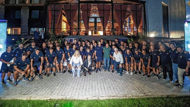 El equipo litorale&ntilde;o junto a las autoridades en su presentaci&oacute;n en sociedad en Entre R&iacute;os.