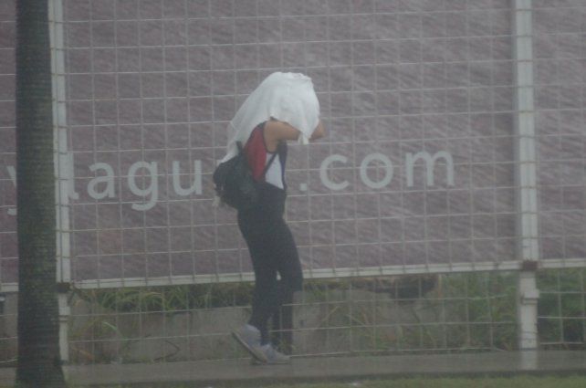 Pasadas las 18, la tormenta lleg&oacute; a la ciudad de Santa Fe con fuertes r&aacute;fagas de viento, mucha cantidad de agua ca&iacute;da en un corto periodo de tiempo y granizo en algunos barrios.&nbsp;