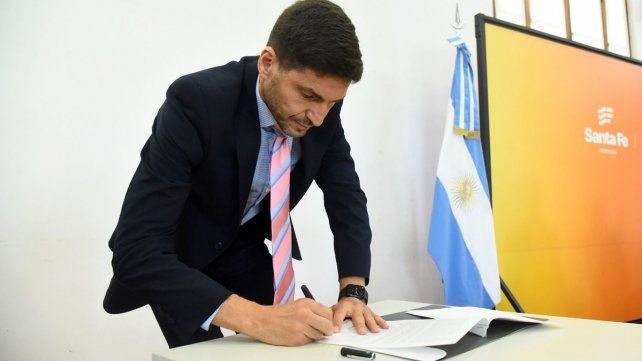 El gobernador Pullaro encabezó la firma del convenio con una empresa que se encargará de los trabajos de compactación El gobernador Pullaro encabezó la firma del convenio con una empresa que se encargará de los trabajos de compactación