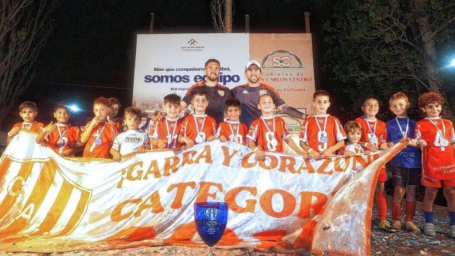  Los chicos de la categoría 2015 de Unión de Santa Fe festejaron el haber obtenido merecidamente la copa de Oro.
