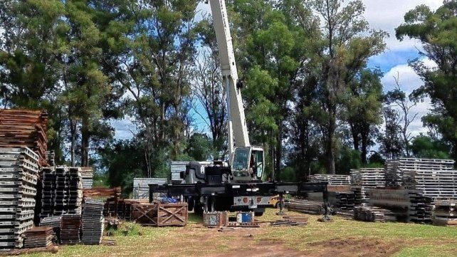 Grúa de Vialidad Nacional que servirá para montar el puente Bailey sobre la calzada del puente Carretero.