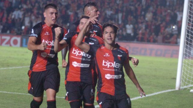 Nacho Lago de penal anot&oacute; para la victoria de Col&oacute;n, que sue&ntilde;a con el ascenso a Primera Divisi&oacute;n.