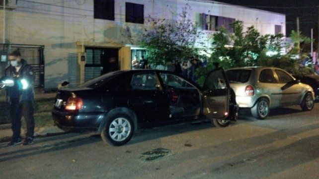 Rosario: doble crimen narco y secuestro de droga en la casa de la mujer que pelea por su vida. El auto tenía cerca de 40 impactos de bala