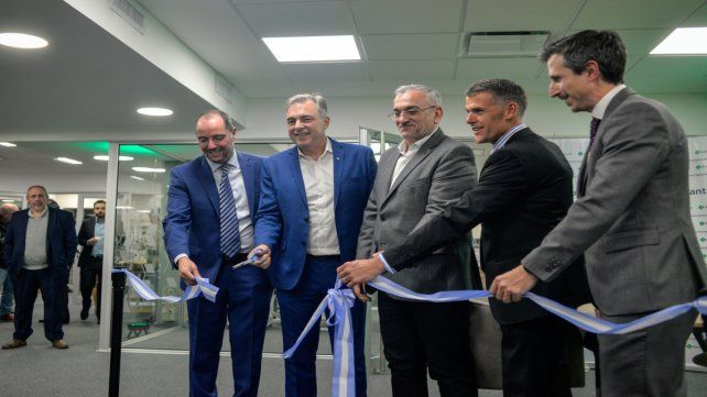 Corte de cinta para inaugurar el nuevo Centro de Negocios del Nuevo Banco de Santa Fe en Rafaela.