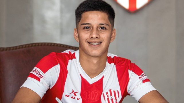 El juvenil Lionel Verde firmó su primer contrato con Unión hasta diciembre de 2026.