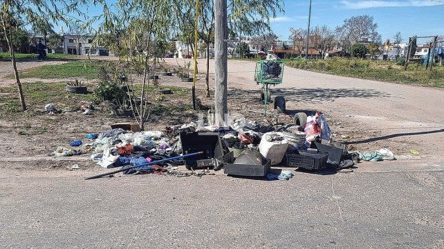 Un cruce que une dos barrios de la ciudad y que los vecinos denuncian en estado de abandono. 