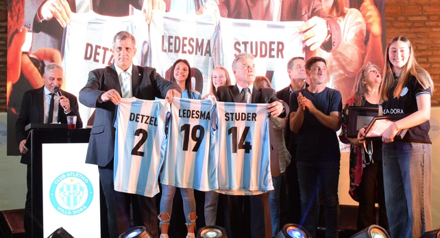 Sentido de pertenencia. Las jugadoras que integran selecciones nacionales entregaron sus camisetas al club que las form&oacute;.