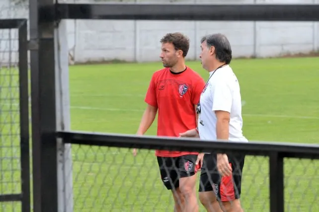 El mejor recuerdo. Bernardi dialoga con el Tata Martino, símbolos del título 2013. El mejor recuerdo. Bernardi dialoga con el Tata Martino, símbolos del título 2013.