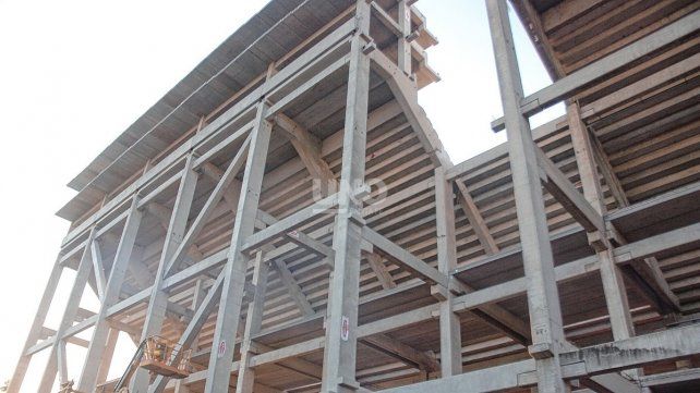 Está pronto a terminar la bandeja en la tribuna sur del estadio 15 de Abril. UNO Santa Fe | José Busiemi