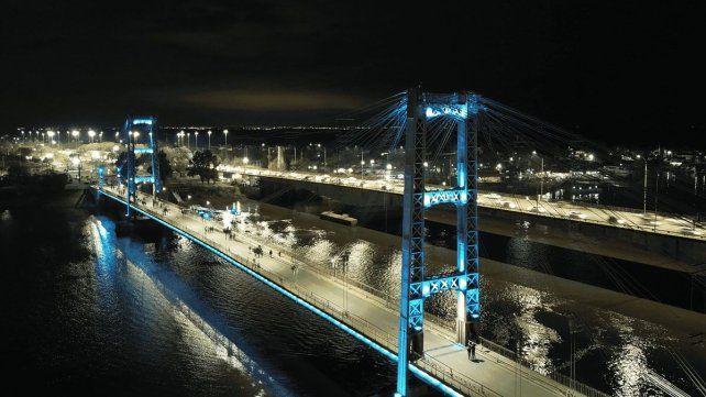 El Puente Colgante vuelve a brillar. En el marco de la llegada del Fuego Suramericano a Santa Fe, el municipio reinauguró la iluminación ornamental del Puente Ingeniero Marcial Candioti, uno de los grandes símbolos de nuestra ciudad. El Puente Colgante vuelve a brillar. En el marco de la llegada del Fuego Suramericano a Santa Fe, el municipio reinauguró la iluminación ornamental del Puente Ingeniero Marcial Candioti, uno de los grandes símbolos de nuestra ciudad.