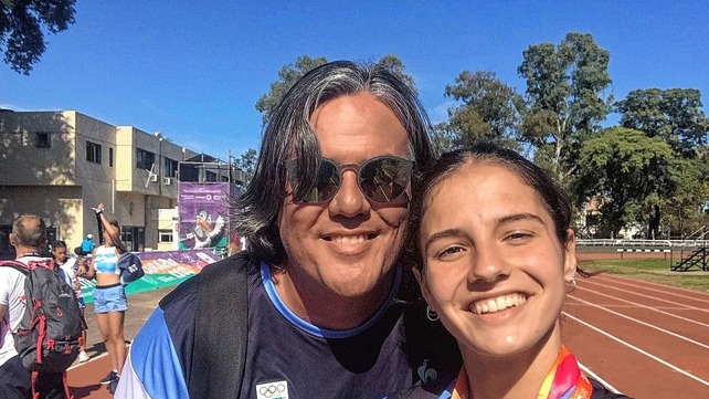 Buena actuaci&oacute;n de la garrochista santafesina G&oacute;mez Iriondo, aqu&iacute; junto a su entrenador, el profesor Maximiliano Troncoso.