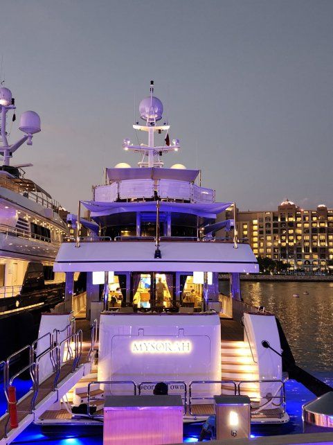 Un barco de 40 metros en la bah&iacute;a de Qatar, algo com&uacute;n.