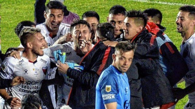 Colón venció a Independiente y se metió en la histórica final de la Copa de la Liga Profesional, donde enfrentará a Racing.