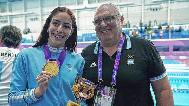 La nadadora de Unión de Santa Fe, junto a Adrián Tur, su entrenador en Unión y en la selección nacional, tras ganar el oro.