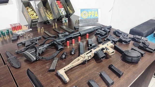 Un arsenal de armas fueron descubiertas por la Policía Federal de Rosario. 