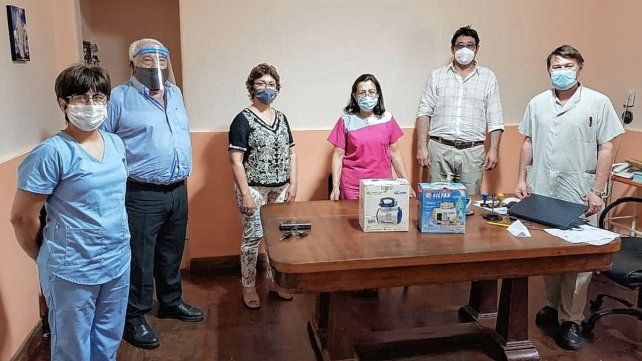 Los cascos fueron donados por el senador Osvaldo Hugo Sosa (PJ-Vera) y liberan ibuprofeno de sodio: una sal diluida hipertónica cuya concentración es 100 veces superior al conocido ibuprofeno cuando ingresa por otras vías.