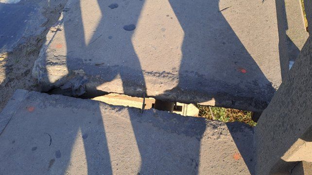 La grieta que se formó sobre el Puente Carretero.