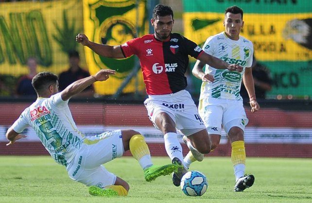 Rafael Delgado, actual defensor de Colón, volvería a Defensa, en principio, para jugar lo que resta de la Copa Sudamericana.