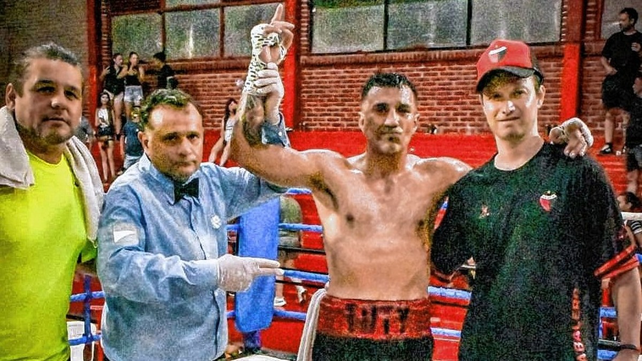 El p&uacute;gil paranaense Toty Garateguy junto a su entrenador en el Club Col&oacute;n, Carlos Lemos.