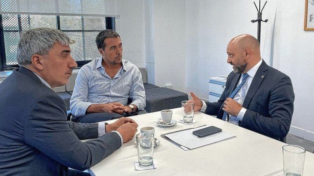 El ministro de Desarrollo Productivo provincial, Gustavo Puccini, reunido con el director ejecutivo de la Agencia Nacional de Puertos y Navegación, Iñaki Arreseygor, por tema Hidrovía.
