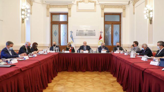 Perotti mantuvo una reunión con legisladores y los intendentes de Santa Fe y Rosario. En el encuentro sentó a Celia Arena entre sus principales colaboradores.