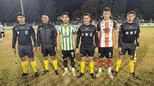 El &aacute;rbitro Maxi Manduca junto a los capitanes del gran cl&aacute;sico de la Liga Santafesina.